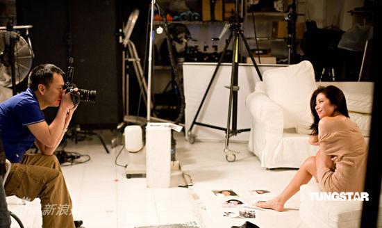 钟楚红再度魅力代言 经典笑脸多年不变