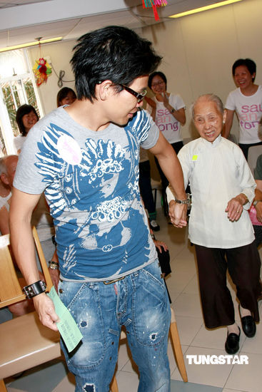 袁咏仪老人院探访 不舍爱子行程缩至两周【图】