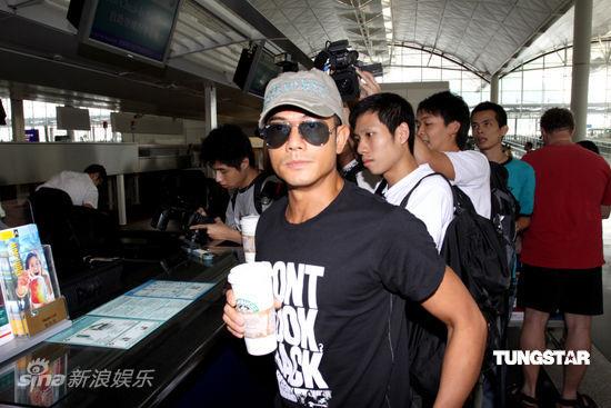 郭富城泰国拍戏返港 与熊黛琳前后现身机场