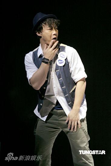 陈奕迅演“虚拟现实秀” 斗舞“奶牛”过瘾【图】