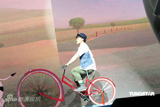 陈奕迅演“虚拟现实秀” 斗舞“奶牛”过瘾【图】