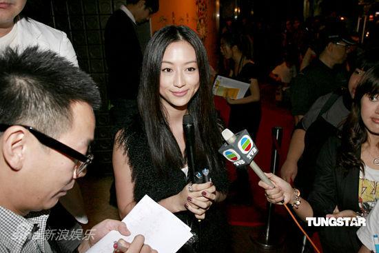 李嘉欣乘警用摩托帅气代言 王秀林谈绯闻【图】