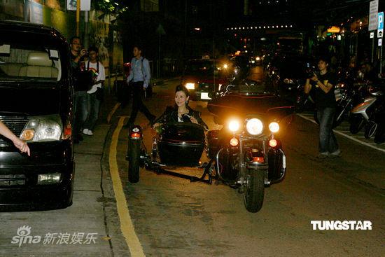李嘉欣乘警用摩托帅气代言 王秀林谈绯闻【图】