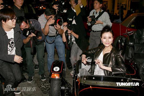 李嘉欣乘警用摩托帅气代言 王秀林谈绯闻【图】