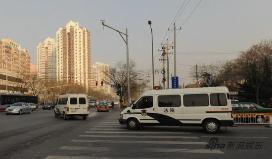 图文:臧天朔案审理-押解车驶离法院