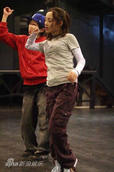 李小璐练舞不见绯闻男友韩庚