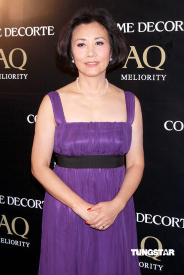 汪明荃紫色低胸裙亮相护肤品记者会【图】