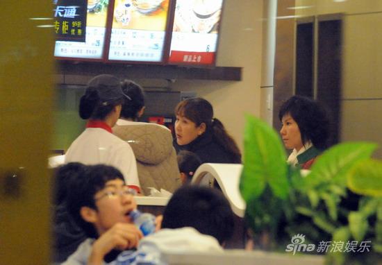 小陶虹素颜就餐照料小女孩【图】