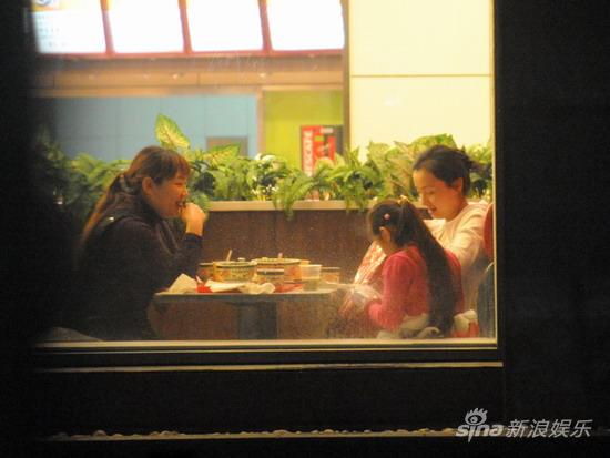 小陶虹素颜就餐照料小女孩【图】