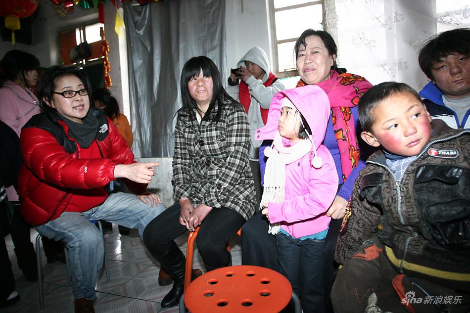 图文:倪萍低调做慈善-询问学生近况