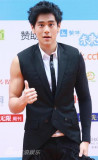 韩庚助阵欢乐盛典成龙惨变绿色落汤鸡(组图)