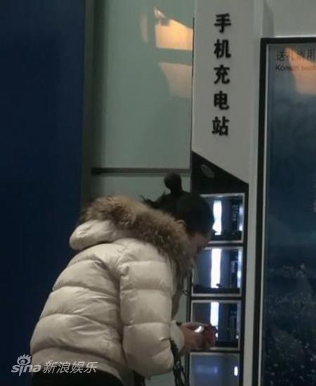 瞿颖为手机充电