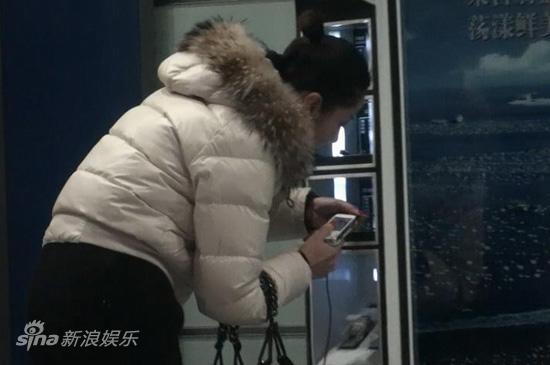 瞿颖拨弄手机