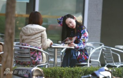 组图：霍思燕潮爆装扮出街艳丽色彩提前迎春