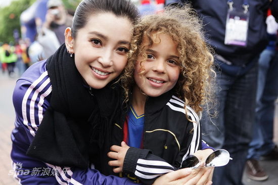 图文:李冰冰解说欧冠决赛--与7岁的小球迷合