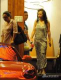 郝蕾外出就餐卷发睡衣现身新男友疑似曝光(图)