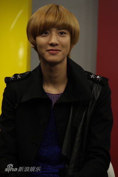 图文:EXO-K做客新浪聊天--灿烈笑容含蓄