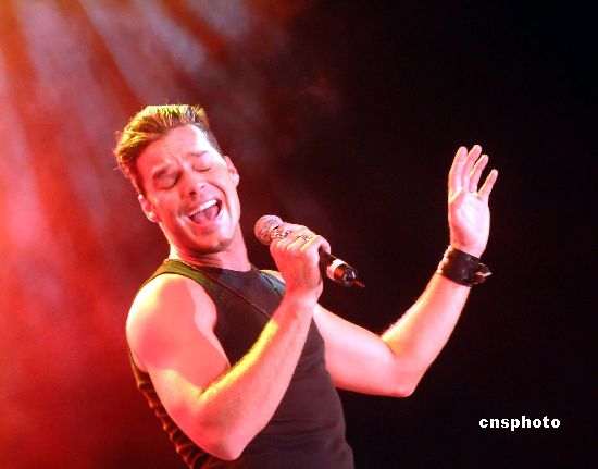 瑞奇马汀靠代理孕母得双胞胎 被疑是断背爹