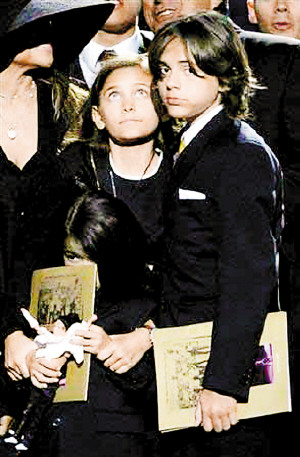 杰克逊三子女痛苦过度 目前均在接受治疗