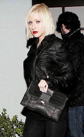 歌手阿奎莱拉驾驶路虎遭遇车祸 无人受伤