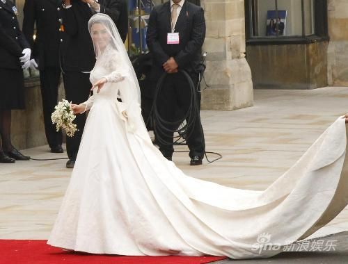 英国王室婚礼带动中国市场 山寨版凯特婚纱大