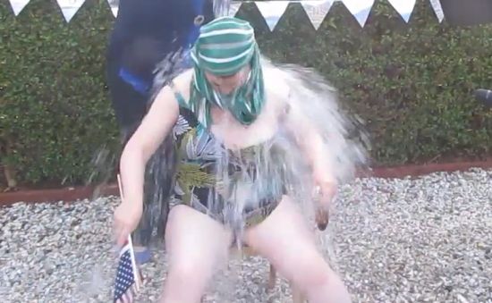 53岁苏珊大妈穿泳衣挑战冰桶 边淋边唱