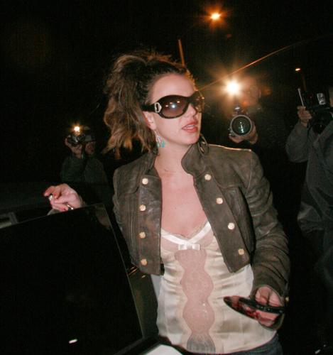 布兰妮肩带下滑风骚爆乳 透视装卖弄性感【图】