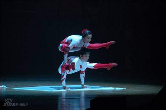 资料图片:北京杂技团表演的杂技《极限》