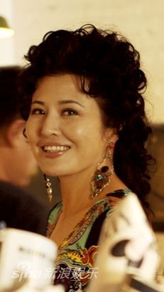 资料:《浪漫向左婚姻往右》主演-田岷饰老板娘