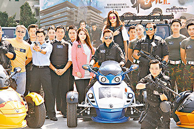 《飞虎II》众演员宣传时大摆POSE展威武。