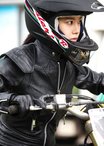 韩剧《善良的男人》文彩媛骑机车狂野出镜