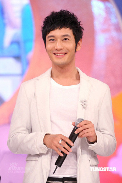 黄晓明录中秋节目与舞者左搂右抱热歌劲舞【图】