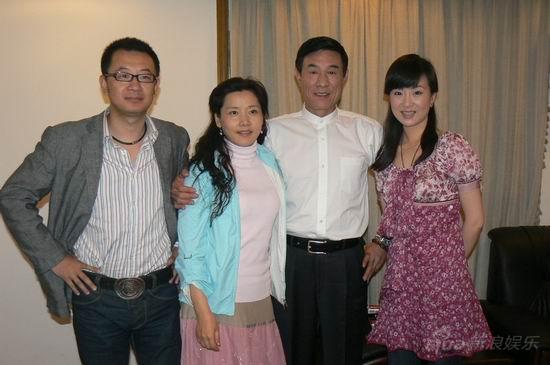 杜志国何赛飞高斯亲如一家