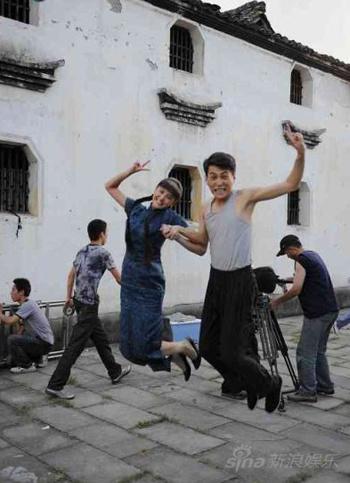 张歆艺横店忍受酷暑 赶拍《风雨上海滩》(图)