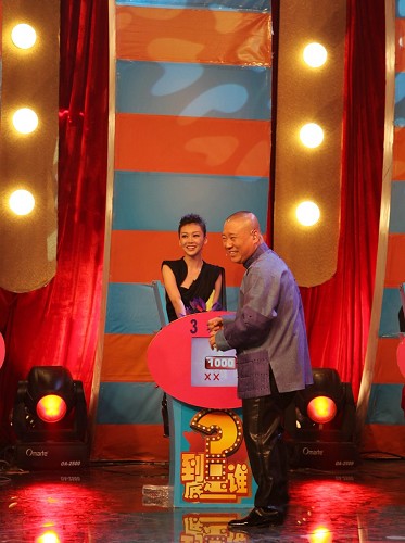 巩新亮录制《到底是谁》 搞笑功力远胜郭德纲