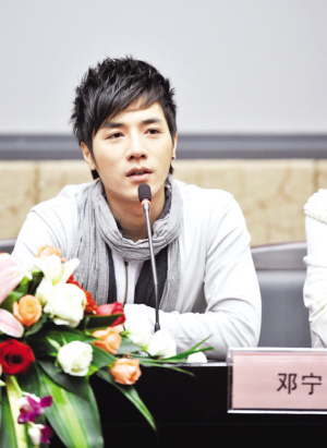 《星光大会》来渝 重庆小子<em>邓宁</em>被疑<em>整容</em>(图)_