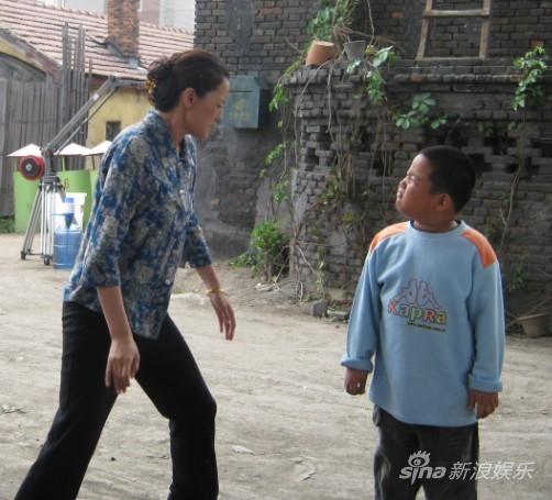 潘长江导戏严格“媳妇”梁爱琪遭袭击反应激烈