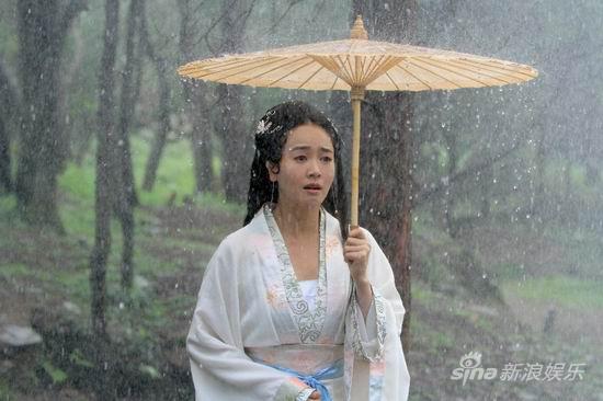 《白娘子》调消防车造雨左小青任泉雨中定情