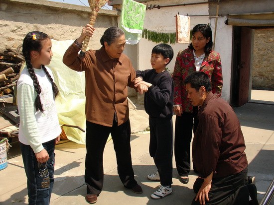 《不离不弃》穷亲戚与富亲戚有理说不清(图)