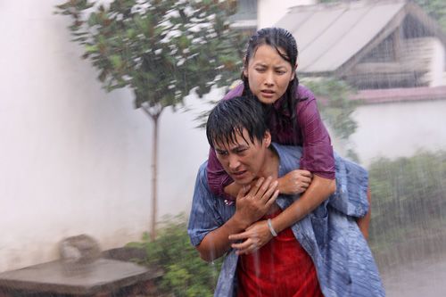 刘小锋雨中背妻感人