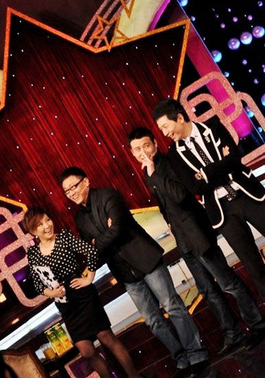 李乃文、房子斌与主持人李静、戴军合影