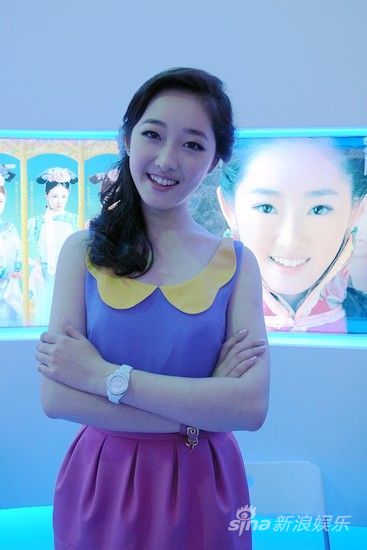 蒋梦婕饰演双面六六