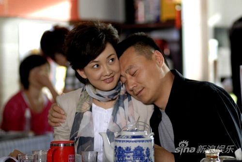 牛莉任程伟剧中亲昵