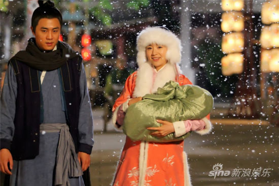董洁杜淳雪中漫步