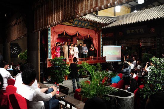 20多位主创在海家大院的戏台与媒体见