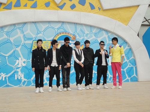 帅气男团勇敢《闯关》开心演唱快板情歌(图)