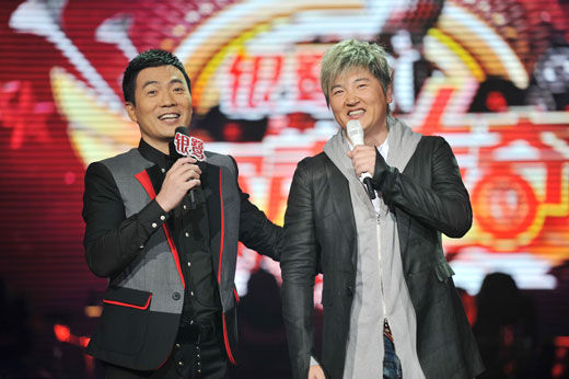 孙楠亮相《歌声传奇》现场聊足球(图)