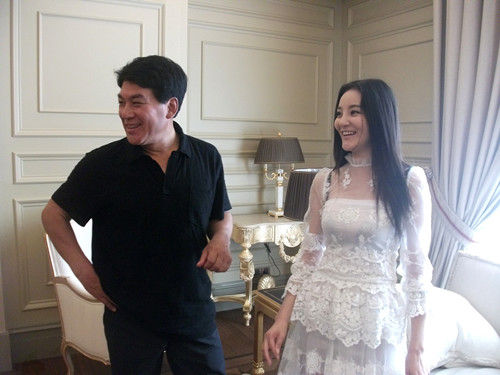 朱时茂现身《远爱》片场笑谈跳水节目|朱时茂|刘雨欣|跳水节目_新浪娱乐_新浪网