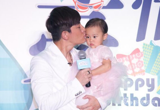 贾乃亮庆生爱女献吻 吴尊自曝育女怪癖