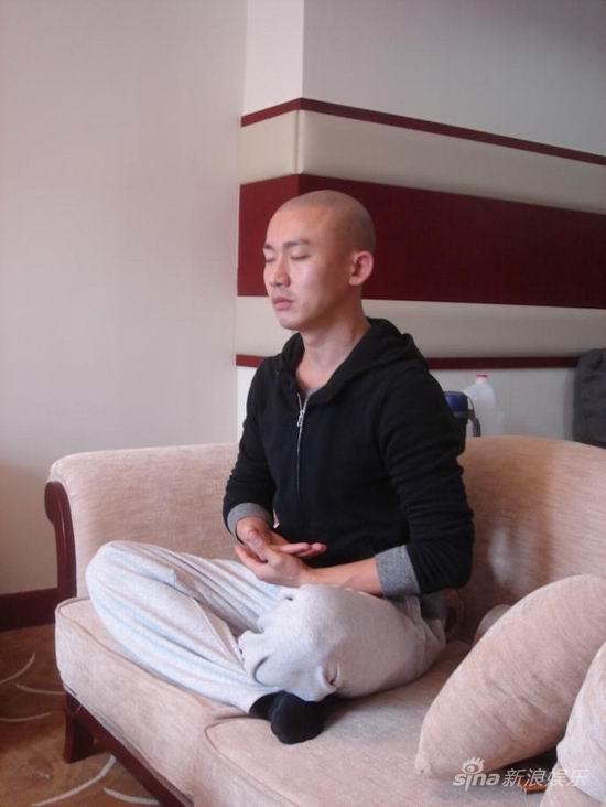 聂远素衣打坐照曝光 为演唐僧清心寡欲(组图)